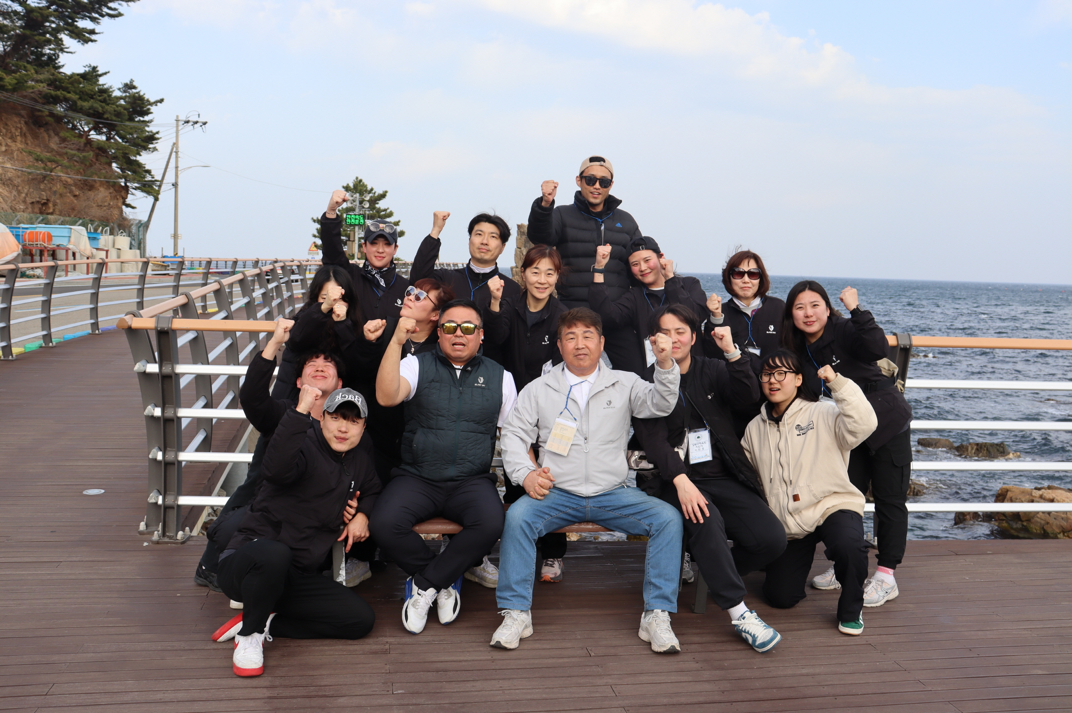 [크기변환]직원단체.JPG